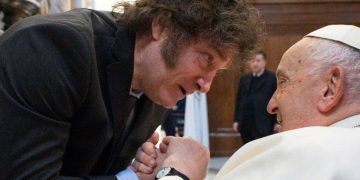 Así fue el fuerte abrazo entre el Papa y Milei en la canonización de primera santa argentina