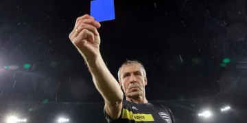 Habrá tarjeta azul en el fútbol: Expulsará a un jugador por 10 minutos