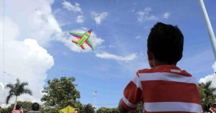Niño de 10 años cayó de un cuarto piso al tratar de volar una cometa. El pequeño falleció en un hospital