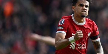 Liverpool venció 2-1 a Brighton con un gol de Luis Díaz