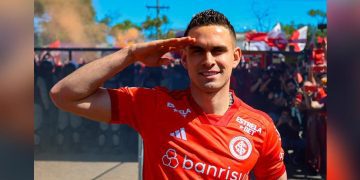 Santos Borré fue recibido en Brasil por una multitud de hinchas del Internacional