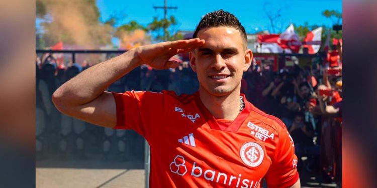 Santos Borré fue recibido en Brasil por una multitud de hinchas del Internacional