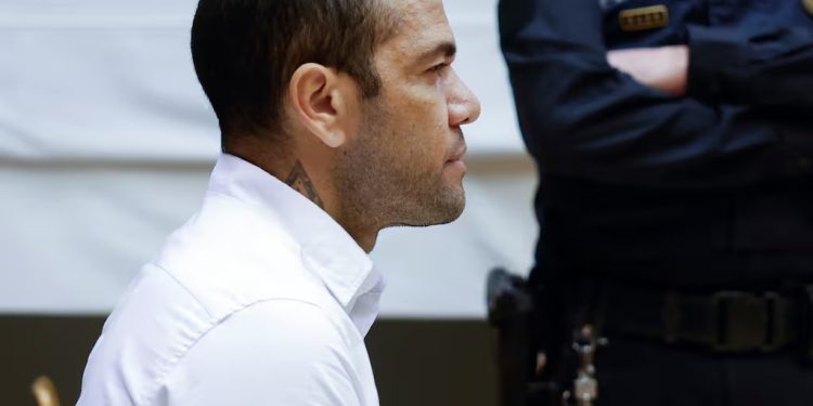 Dani Alves pagó el millón de euros de fianza y en las próximas horas podría quedar libre