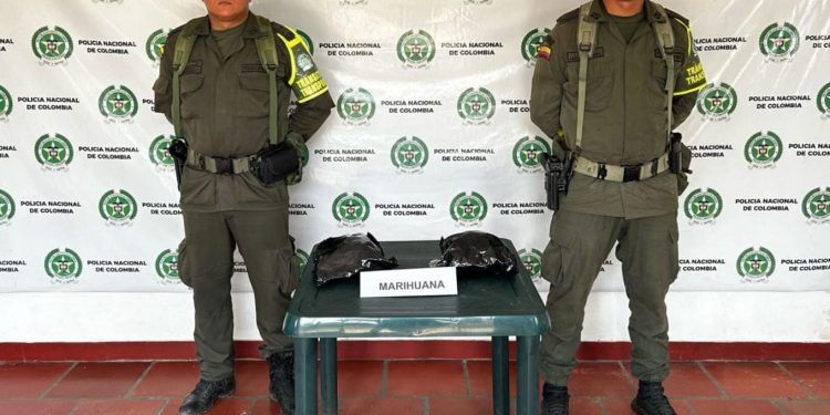 Policía de carreteras halla marihuana prensada transportada en un camión de envío