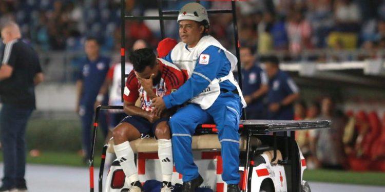 Se confirma otra baja en Junior: Cariaco González sufrió una fractura conminuta en la clavícula.