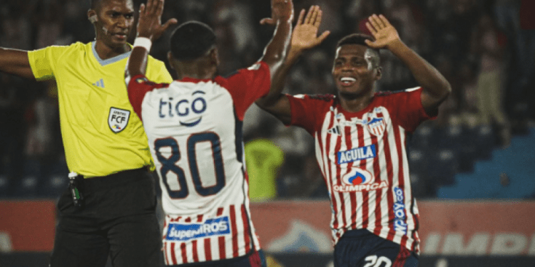 Junior volvió a ganar y se afianza entre los 8 mejores del FPC