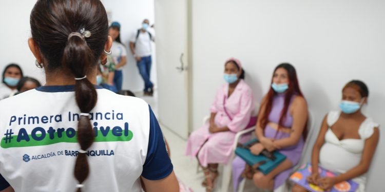Certificación en atención a la mujer y la infancia recibieron tres Caminos distritales