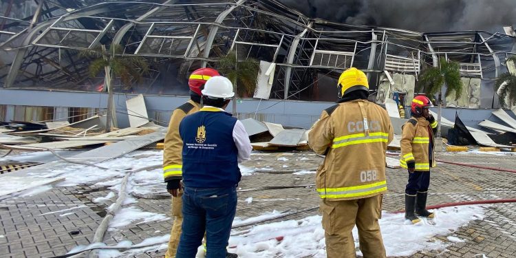Bomberos controlan en un 70% incendio en bodegas de Contecar en Cartagena