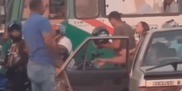 Dos conductores se fueron a los puños en plena Cordialidad con 14