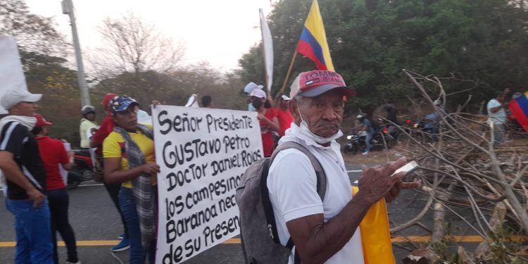 Campesinos bloquean varias vías del Atlántico: reclaman que fueron excluídos del Plan de Desarrollo