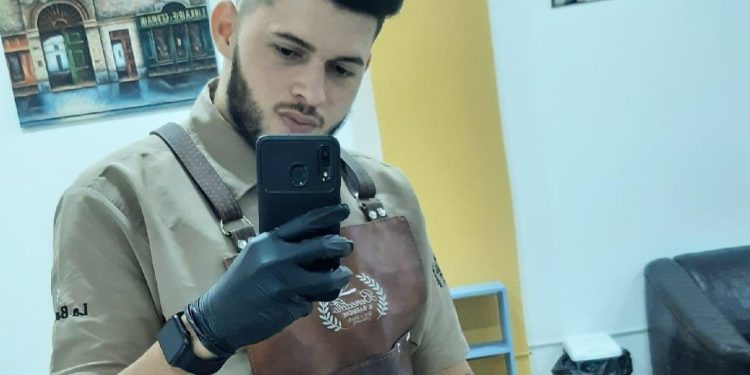 Sujetos en moto asesinan a tiros a dueño de barbería en la calle 84