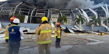 Procuraduría pide informes de las investigaciones por el impacto ambiental en la bahía de Cartagena tras incendio en Contecar
