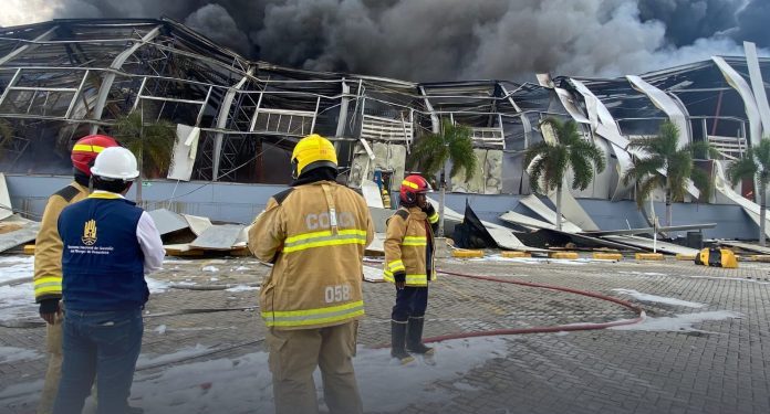 Procuraduría pide informes de las investigaciones por el impacto ambiental en la bahía de Cartagena tras incendio en Contecar