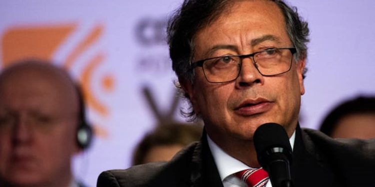 Petro descarta retirar reforma a la salud y advierte intervención del Gobierno si se hunde