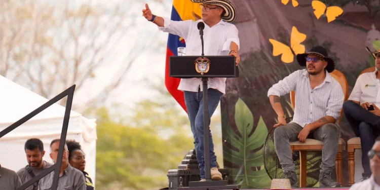 “Que se investigue supuesto aporte de Clan del Golfo a vaca para vías 4G en Antioquia”: Petro