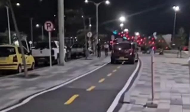 Secretaría de Tránsito impondrá multa al conductor que subió al andén en El Malecón de Barranquilla