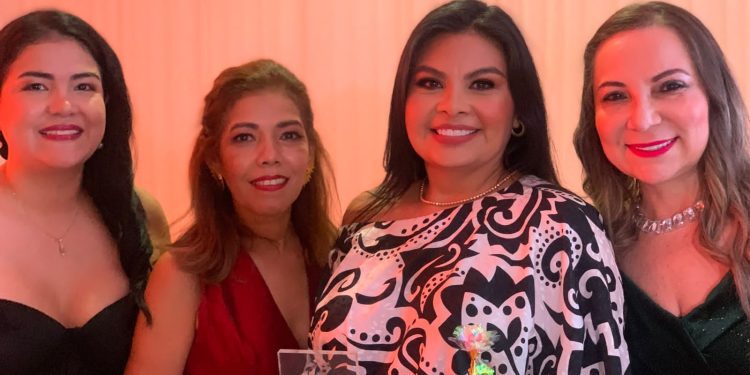 La psicóloga María Elena Iglesias recibe exaltación “Mujeres que inspiran”