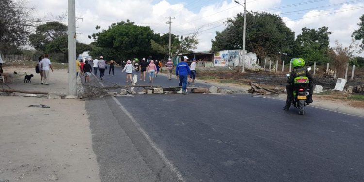 Bloquean la vía hacia Caracolí en protesta por falta de agua potable