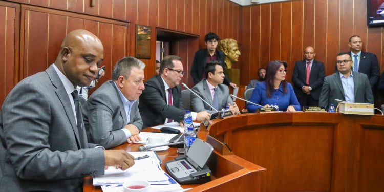 Tensiones en el Senado por licitación de pasaportes