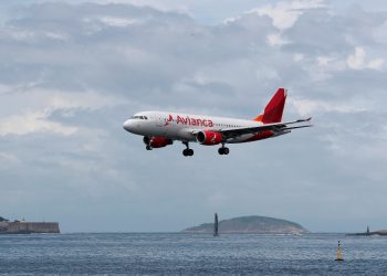 Avión de Avianca aterriza en islas Azores por emergencia médica de un pasajero