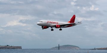 Avión de Avianca aterriza en islas Azores por emergencia médica de un pasajero