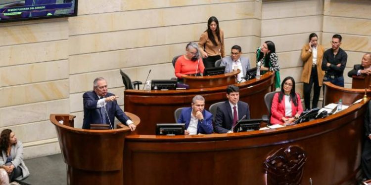 Oposición logra aplazar debate sobre reforma pensional: se invitará a expertos antes de continuar