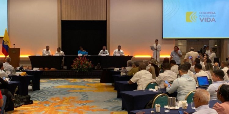 Desplante de grupo de alcaldes y gobernadores: Petro se va de reunión sobre tarifas de energía