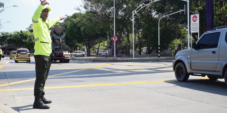 Instalan arco informativo luminoso para el contraflujo de la Carrera 59b entre Calles 77 y 79