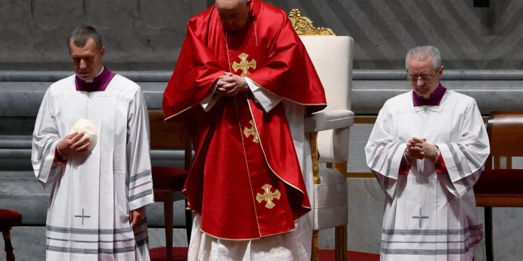 El Papa Francisco presidió en silencio una Pasión de Cristo con evocación de los males modernos