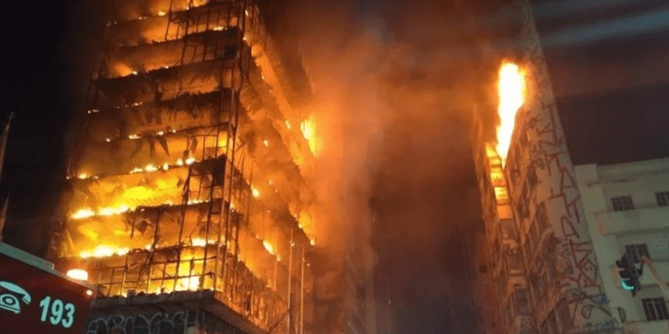 Grave incendio consume parcialmente edificio en obras de 20 plantas en Brasil