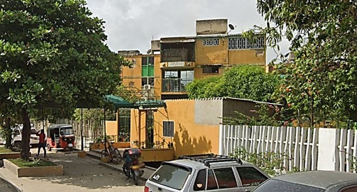 Con disparo en el pecho resulta joven herida en Los Mangos; capturada una persona