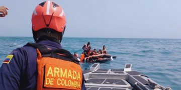 Armada de Colombia rescata 10 personas y un canino que habían quedado a la deriva en altamar