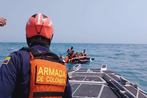 Armada de Colombia rescata 10 personas y un canino que habían quedado a la deriva en altamar