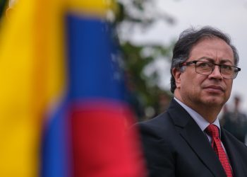 Petro desautoriza a Canciller y no exigirá pasaporte vigente a venezolanos