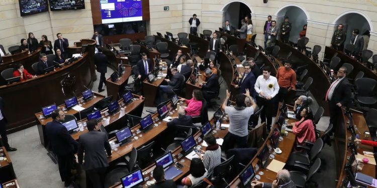 Senadores no aceptarían umbral de cuatro salarios en reforma pensional