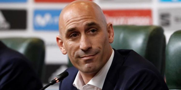 Luis Rubiales irá a juicio: el expresidente de la federación española de fútbol puede ser condenado por el beso a Jenni Hermoso