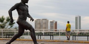 Retiran la estatua en homenaje a Dani Alves en su ciudad natal