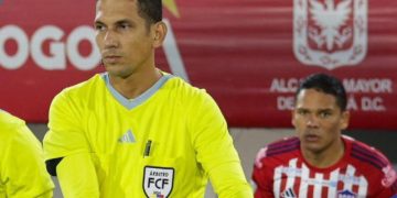 Árbitro de Junior vs Millonarios se fue a los golpes con su asistente: El línea le indicó falta y el central no quiso sancionarla