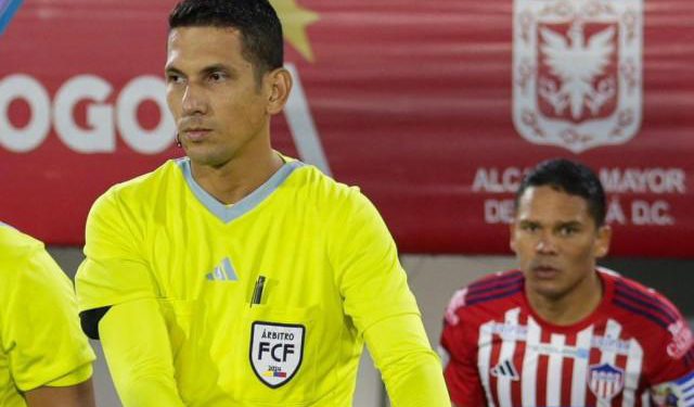 Árbitro de Junior vs Millonarios se fue a los golpes con su asistente: El línea le indicó falta y el central no quiso sancionarla