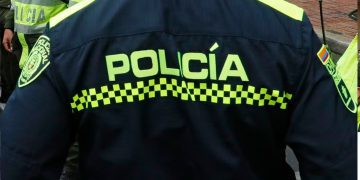 Policías perseguían a ladrones, pero se accidentaron y terminaron robados