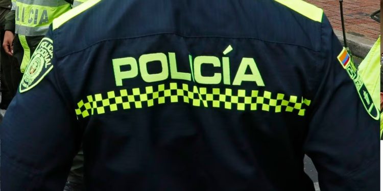 Policías perseguían a ladrones, pero se accidentaron y terminaron robados