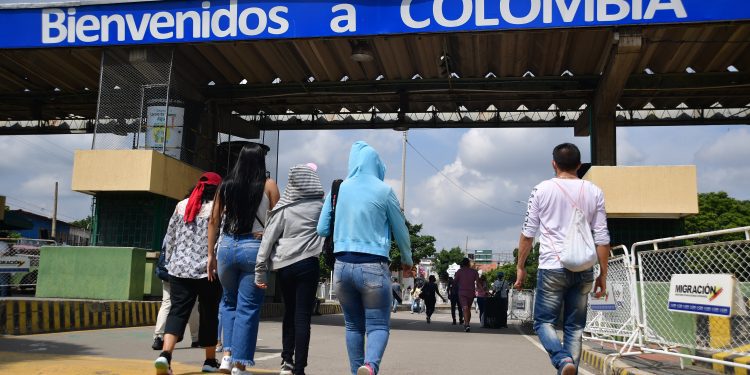 Colombia no permitió el paso vehicular hasta la media noche en la zona de frontera