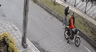 Cámaras grabaron violento robo a deportista en parque de Bogotá