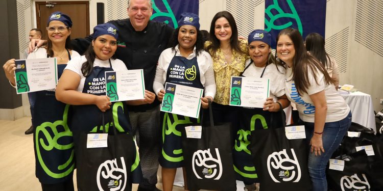 Más mujeres se capacitan ‘De la Mano con la Primera’: 150 recibieron certificación en cocina italiana