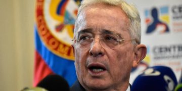 Álvaro Uribe acusa al Gobierno de destruir el sistema de salud