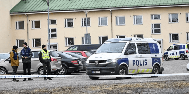 Tres menores heridos tras tiroteo a las afueras de un colegio en Finlandia