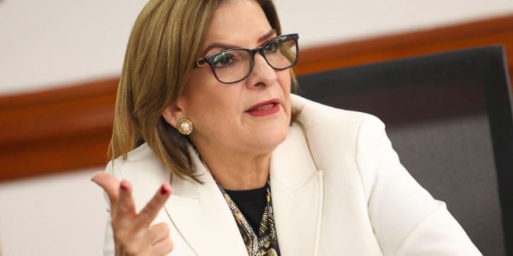 Procuradora Margarita Cabello insiste en preclusión de la investigación sobre Uribe