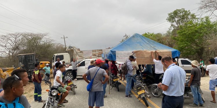 En protesta, mineros artesanales bloquearon la vía La Cordialidad, a la altura de Luruaco
