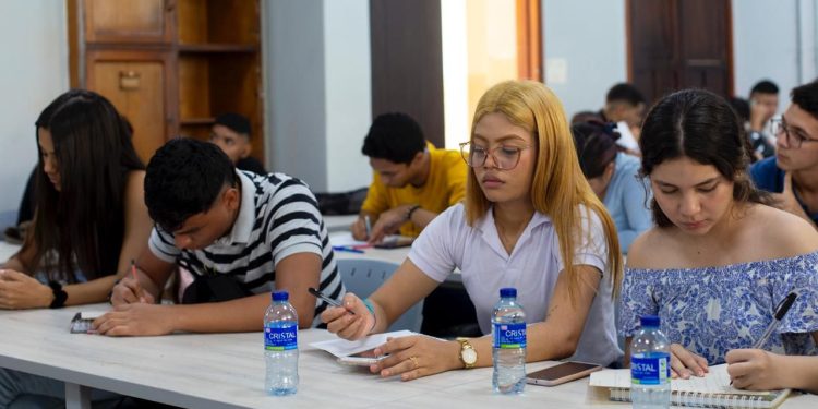 Casa a casa, ‘IUB al Barrio’ tocará a la puerta de estudiantes egresados de colegios públicos