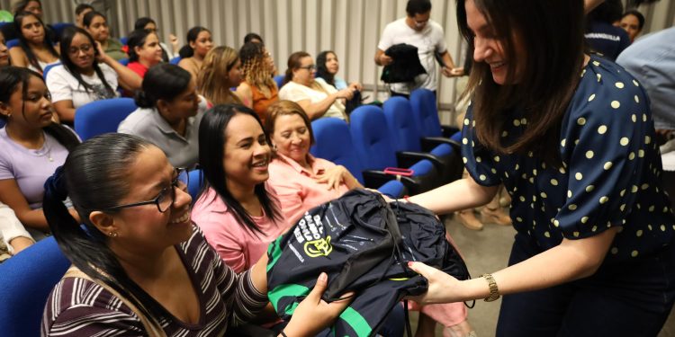 ‘De la Mano con la Primera’, 150 mujeres inician formación en inglés